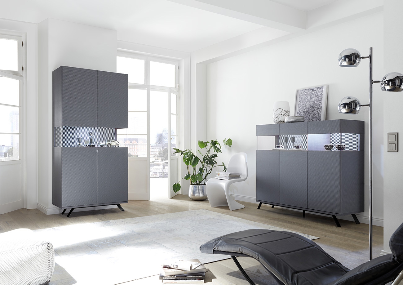 Sala moderna composta da Vetrina e Madia in finitura carbonio con piedino in ferro nero