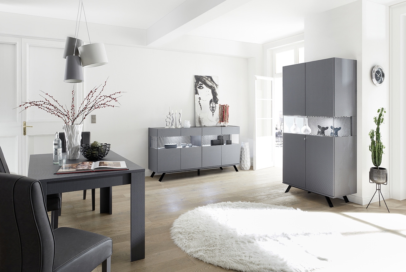Sala moderna completa con tavolo, madia e vetrina in finitura carbonio e piedini in ferro nero
