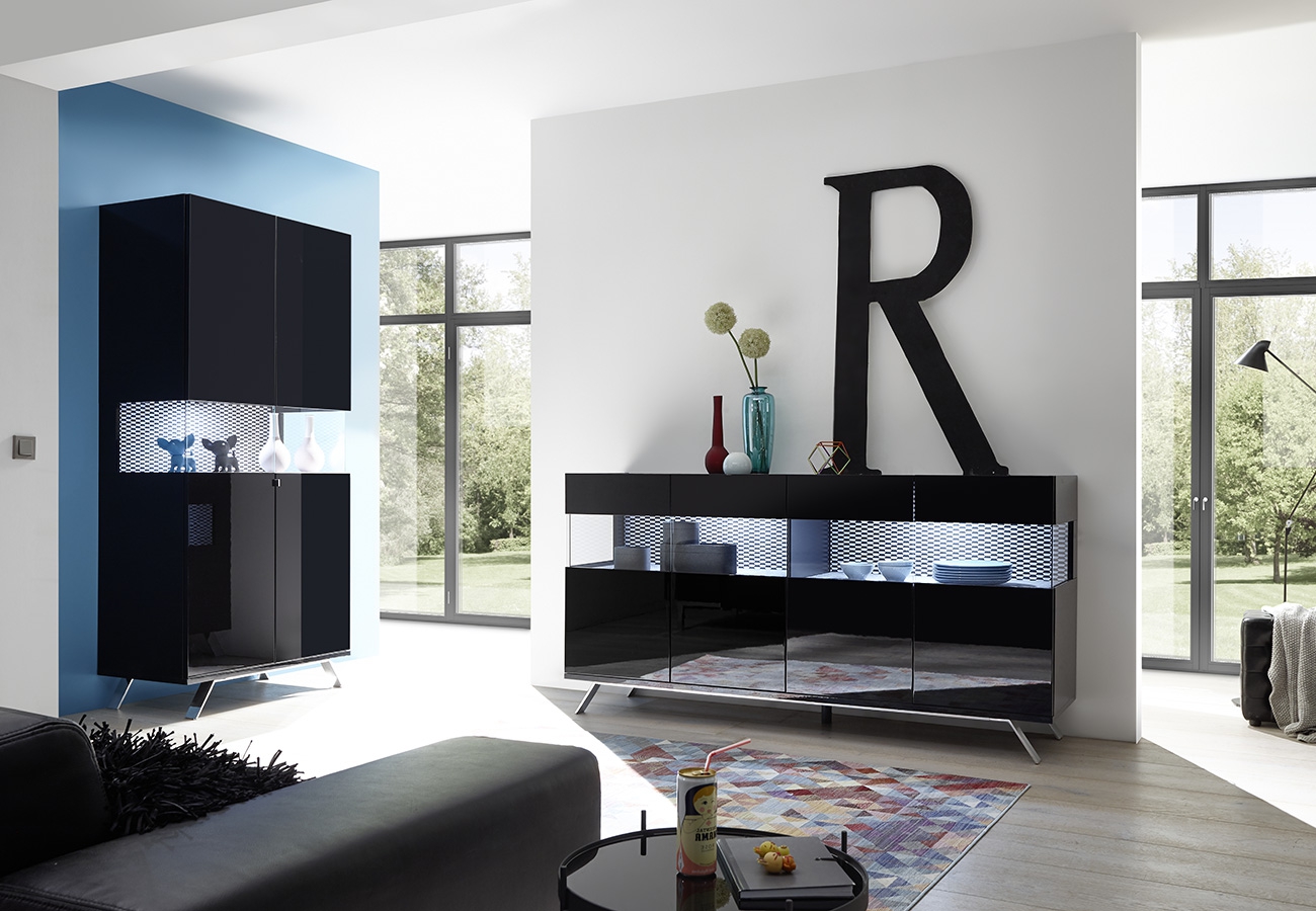 Sala composta da Vetrina e Madia in finitura nero lucido con piedino in ferro