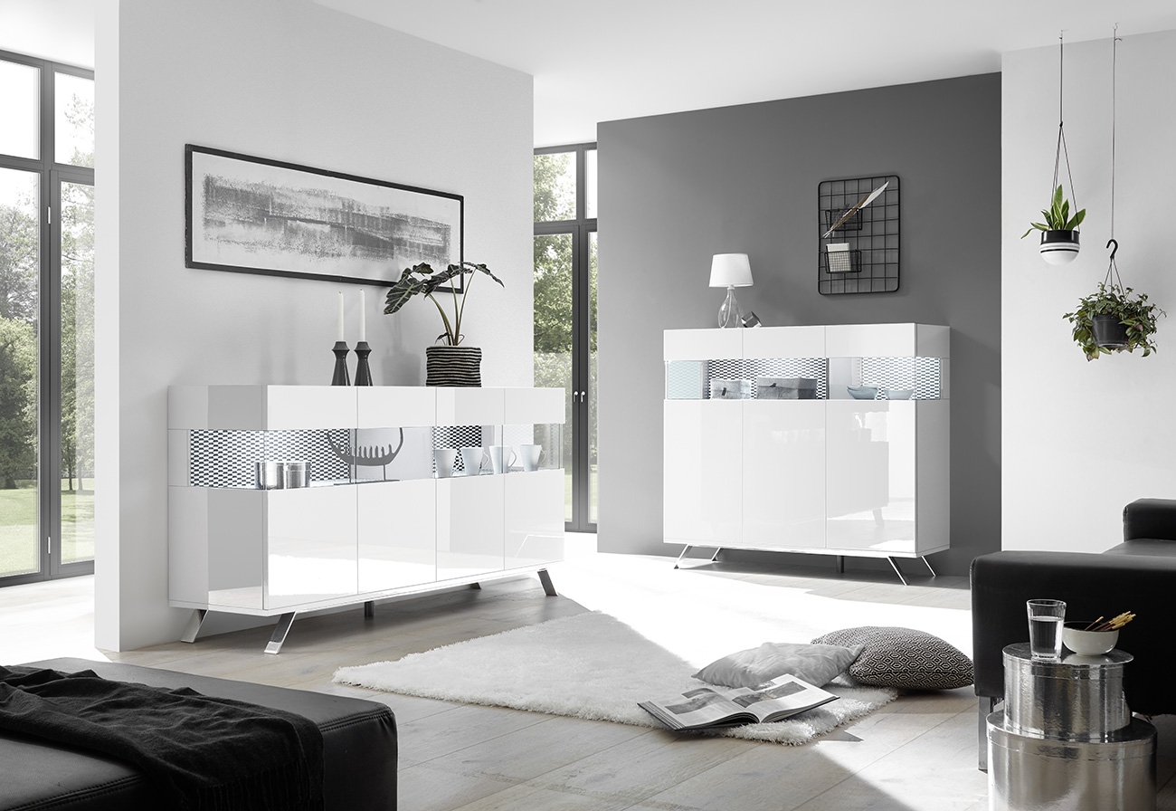 Sala moderna composta da Madia 2 e 3 ante, finitura bianco lucido, piedino in ferro e interni bianchi opachi