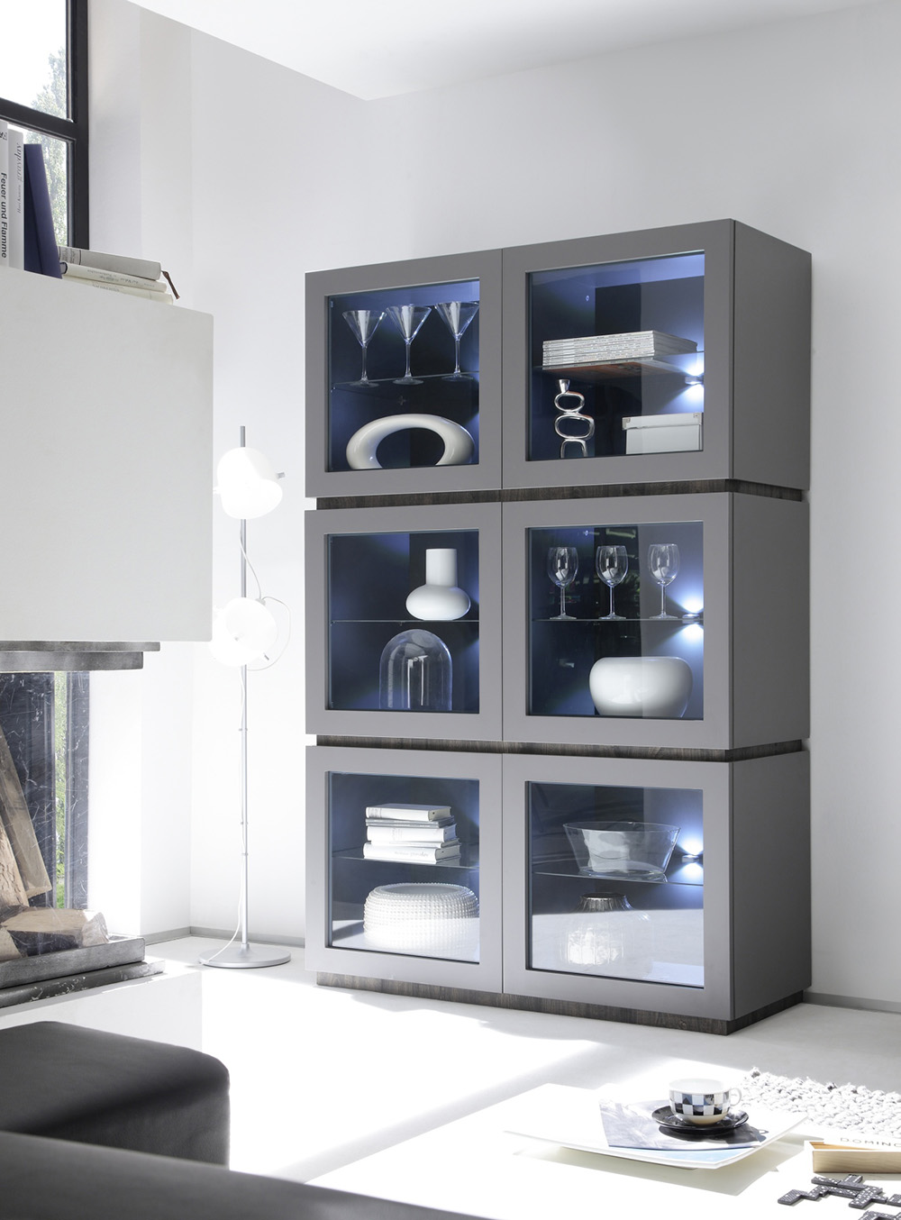 Mobile Vetrina a 6 ante in vetro grigio opaco con zoccolo e fascia grigia