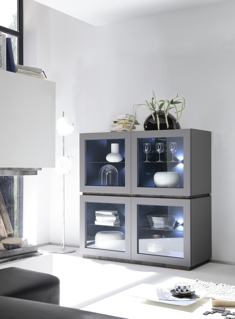 Mobile Vetrina a 4 ante in vetro grigio opaco con fascia e zoccolo grigio