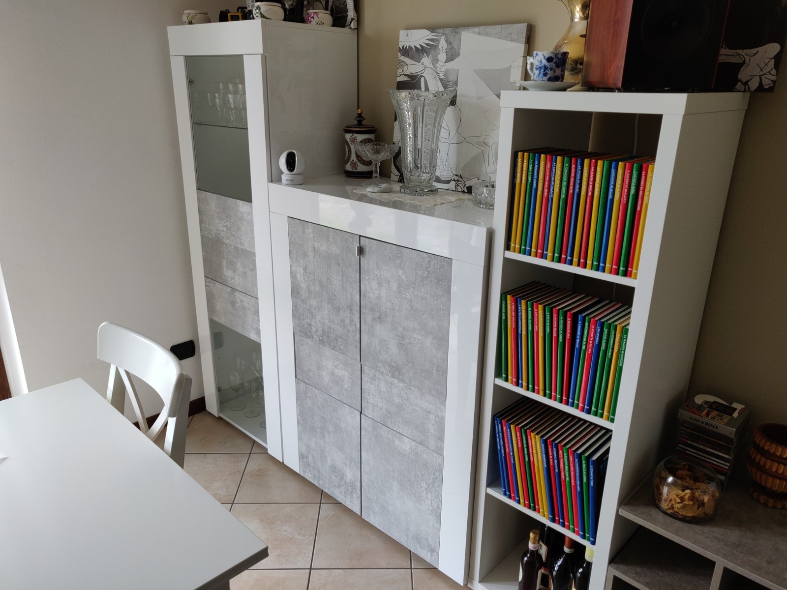 Vetrina stretta ad un anta Bianco Lucido e Beton