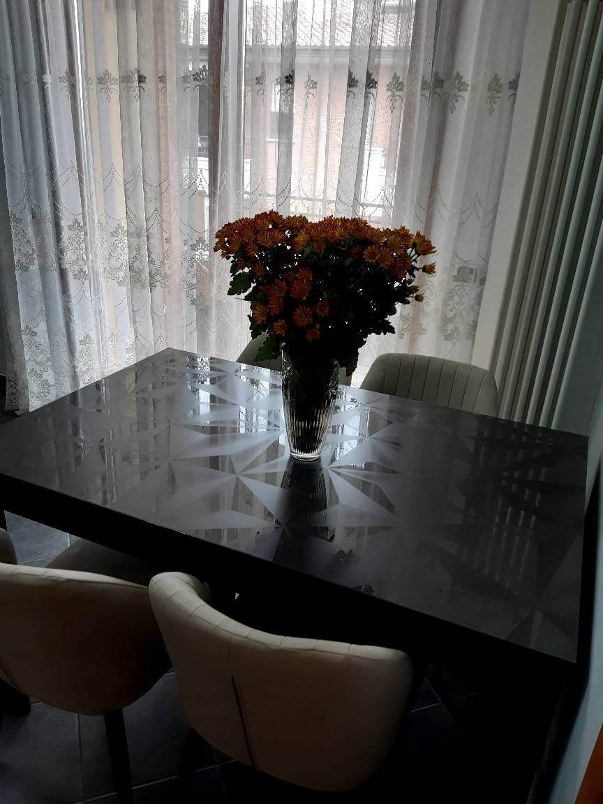 Tavolo serigrafato 6 posti a sedere, finitura grigio lucido