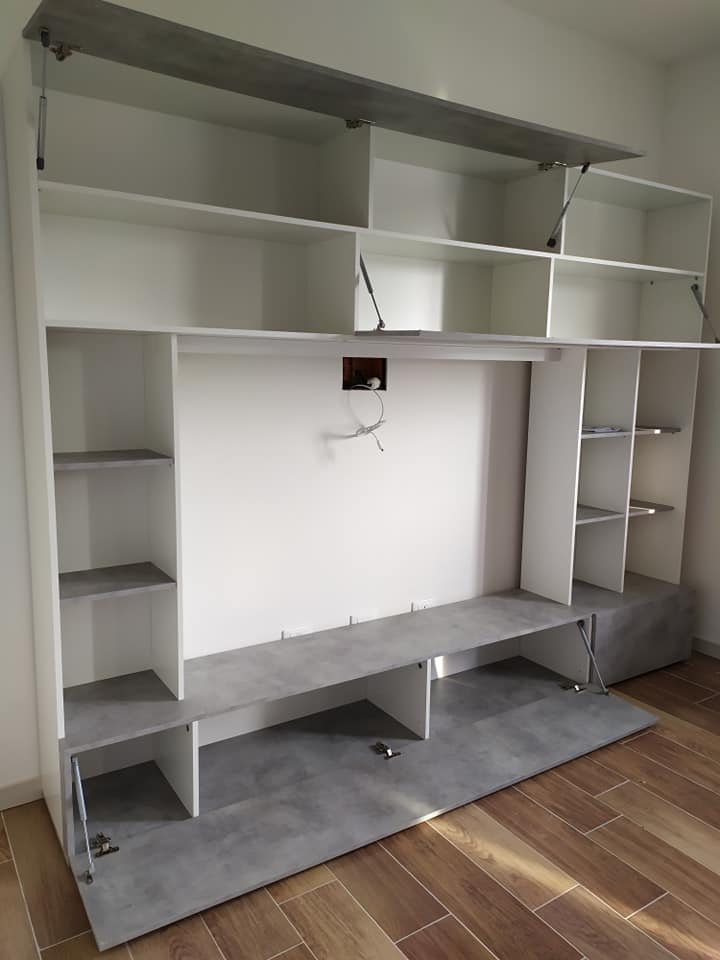 Parete attrezzata moderna con ante e librerie Bianca e Beton