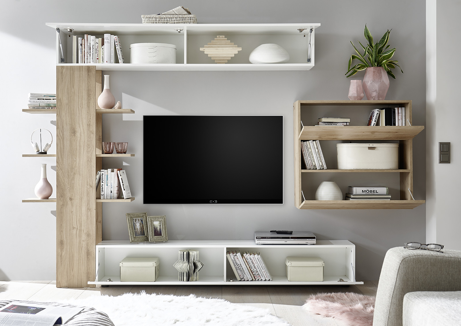 Sala moderna con parete attrezzata e madia, finitura Bianco Lucido e Rovere Cadiz