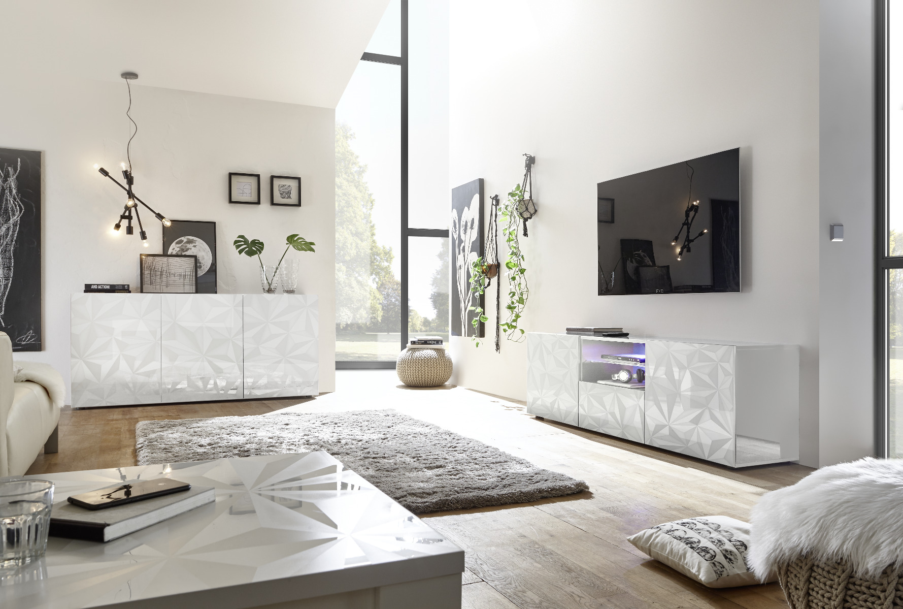 Sala moderna completa di porta tv e madia 3 ante, finitura bianca con serigrafia prismatica