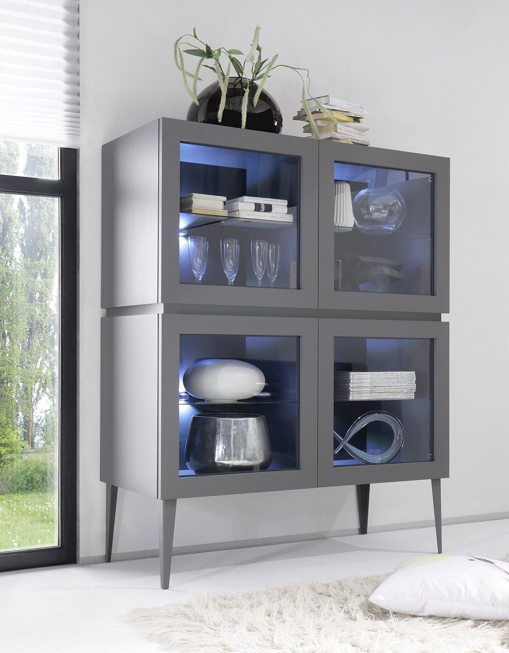 Vetrina 4 ante in vetro con piedi grigio opaco con fascia grigia, ante ammortizzate