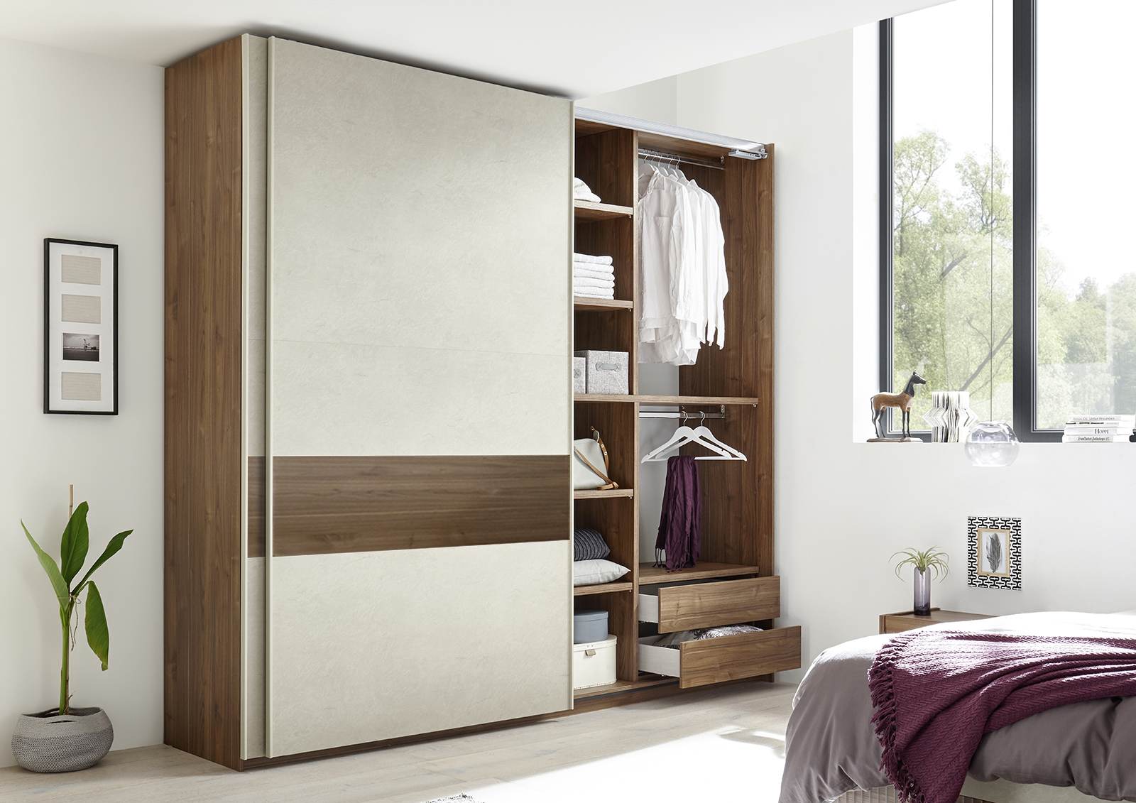 Armadio 2 ante scorrevoli, conveniente e moderno, finitura Noce Scuro, Argilla con inserto Noce