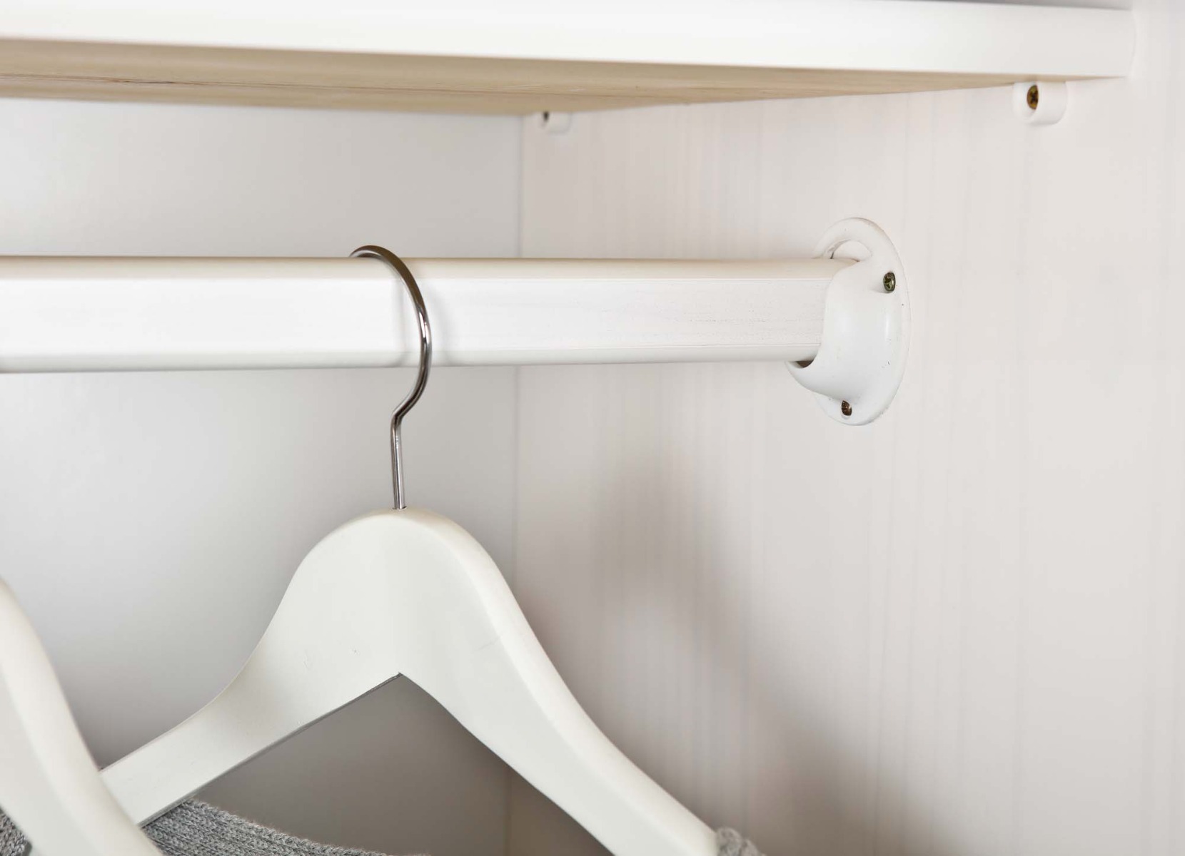 Armadio tre ante + ripiani in pino massello verniciato ad acqua bianco