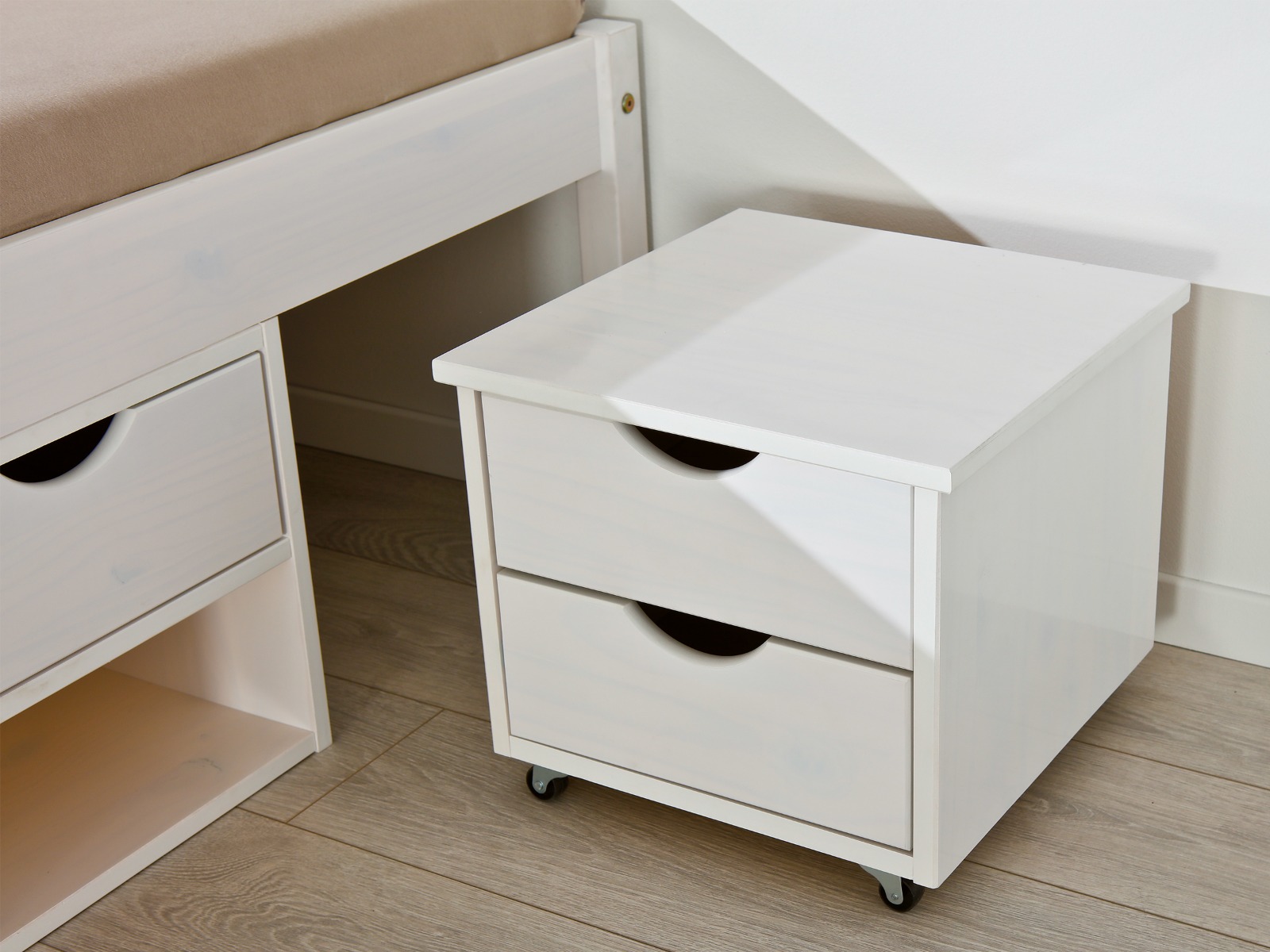 Letto per rete 140 x 200, in pino massello, verniciato bianco, con vani contenitore