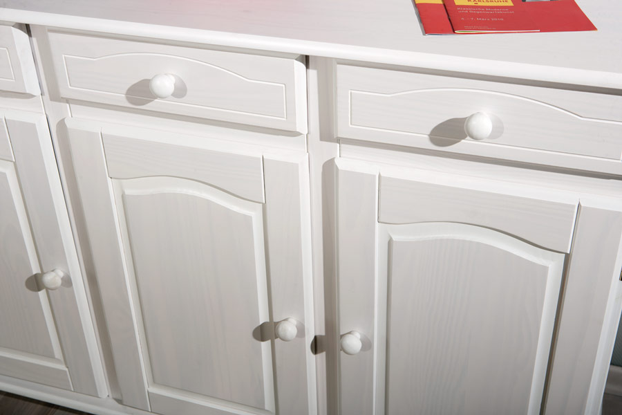 Credenza in legno massiccio a tre ante e tre cassetti / bianco