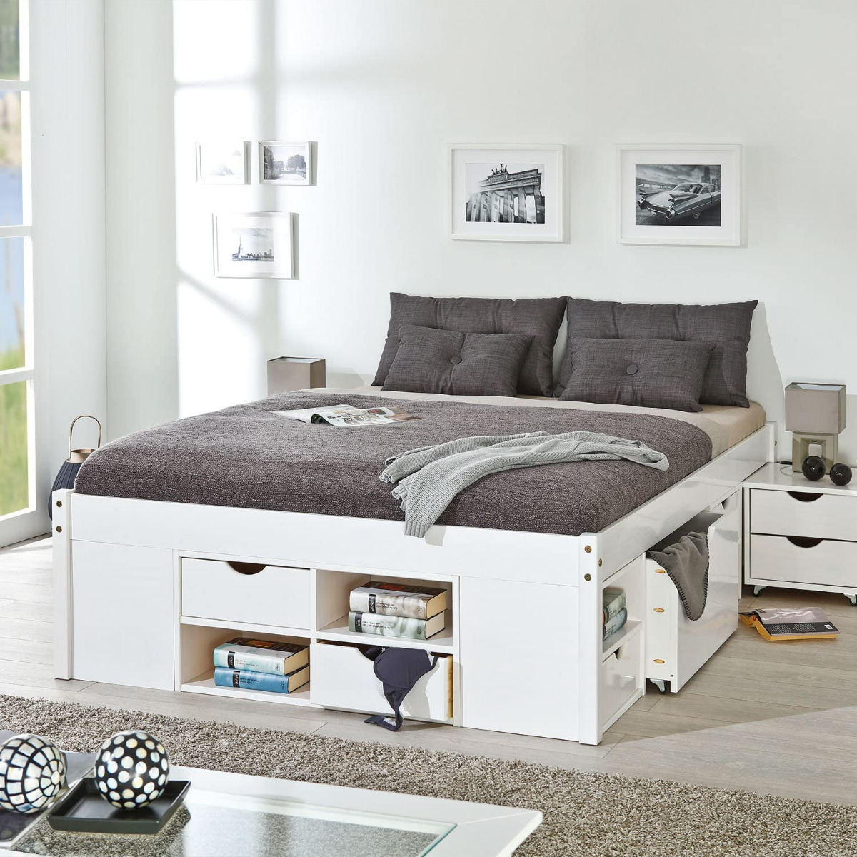 Letto in pino massello colore bianco con vani contenitore e comodino con ruote incluso