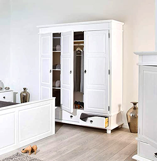 Armadio tre ante + tre cassetti / pino massello verniciato ad acqua bianco