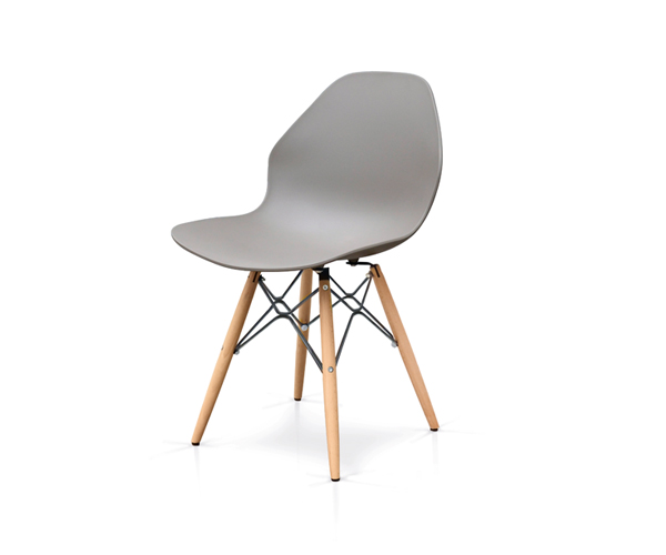 Sedia in grigio caldo, con gambe in legno e tiranti in ferro