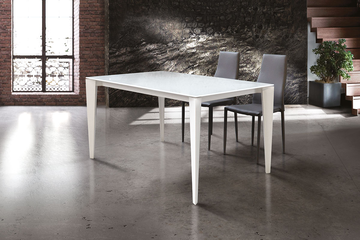Tavolo in vetro con 2 allunghe da 40 cm.
