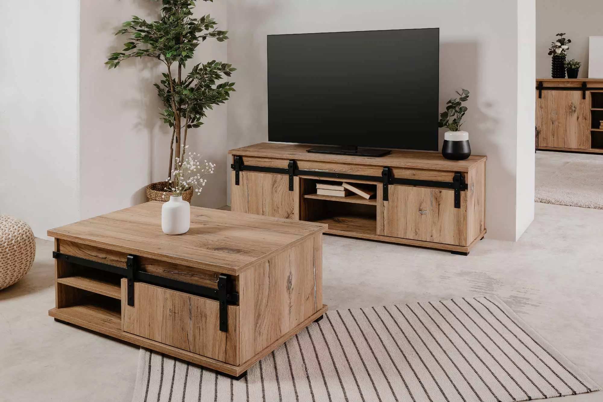 Sala composta da Porta TV e tavolino moderno