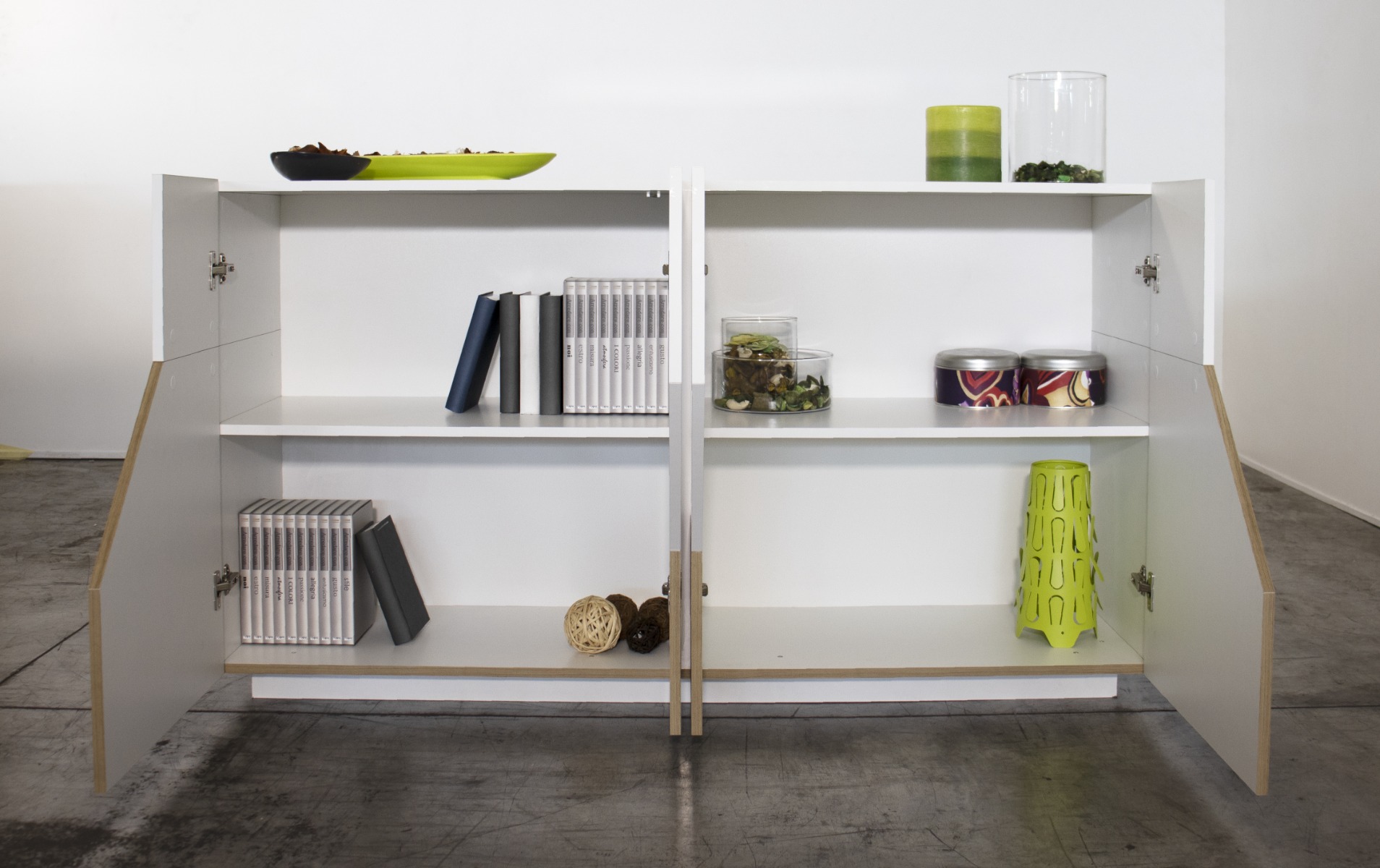 Madia geometrica dallo stile minimal 4 ante, Bianca lucida e Pero