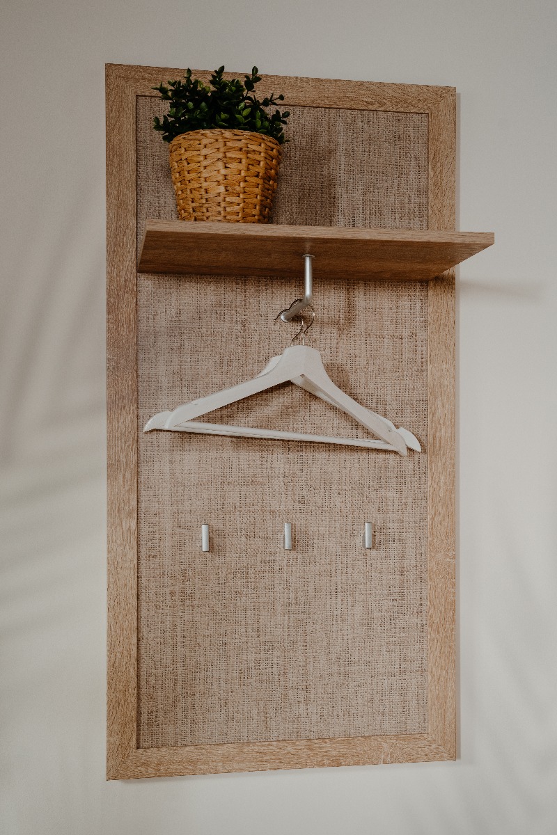 Appendiabiti Kara in finitura Quercia ed effetto Rafia