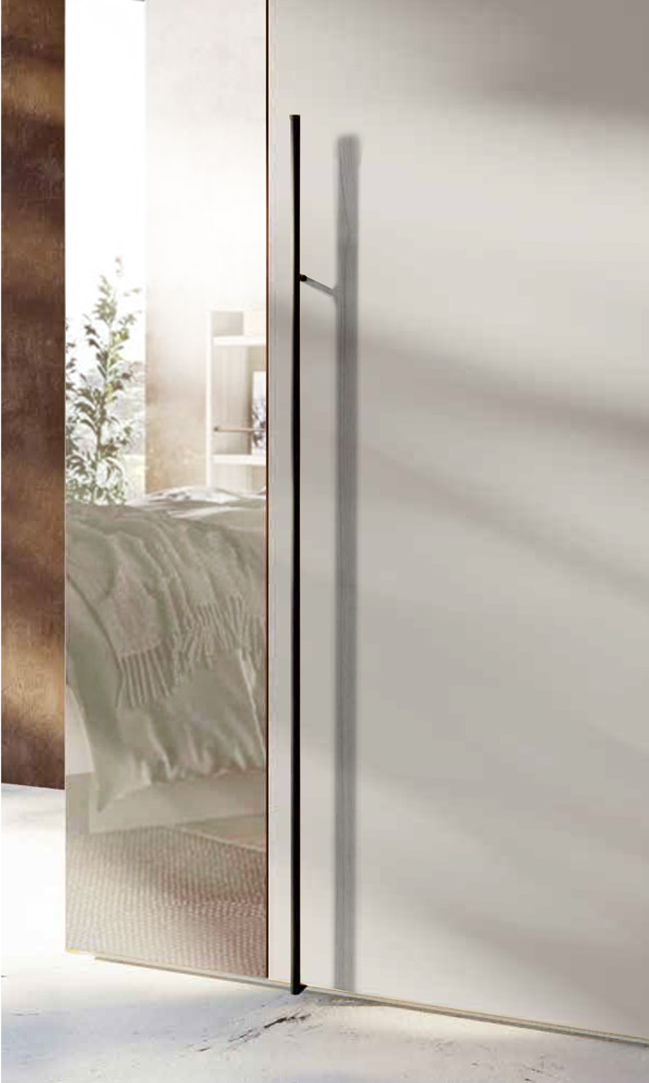 Armadio battente 4 ante con anta a specchio, in finitura Marmo nero e Grigio seta 