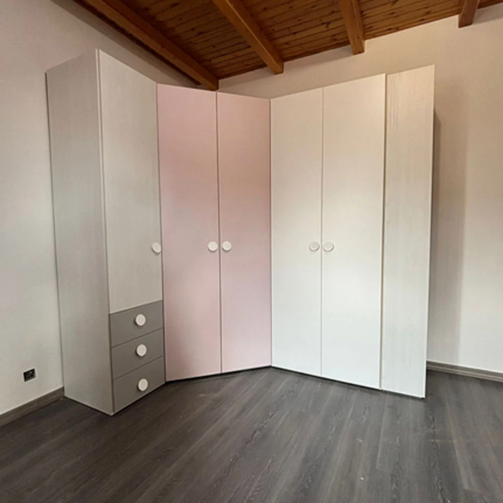 Armadio ad angolo rosa confetto con cassetti e ante battenti