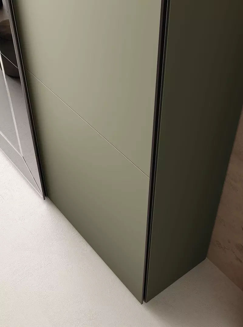 Armadio scorrevole laccato Muschio con specchio fumè, 3 ante Zenzero Shop