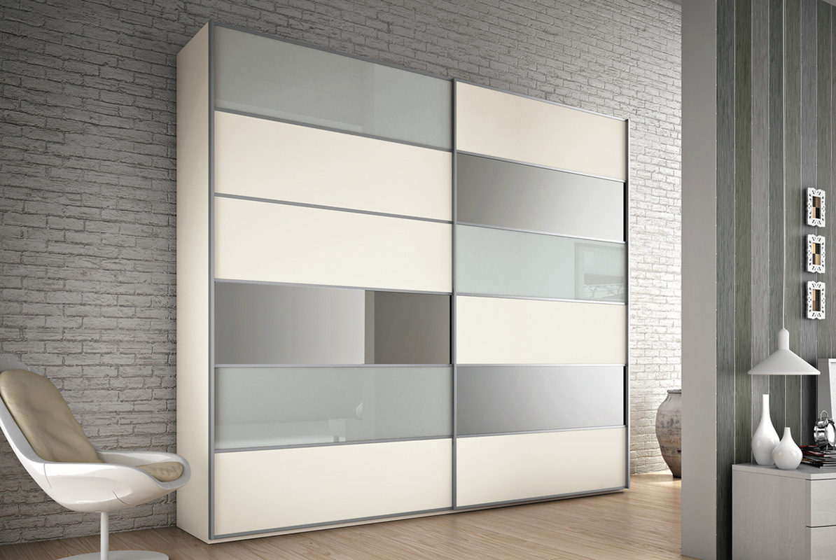 Armadio scorrevole a 3 ante laccato Bianco opaco con inserti specchio e Vetro grigio