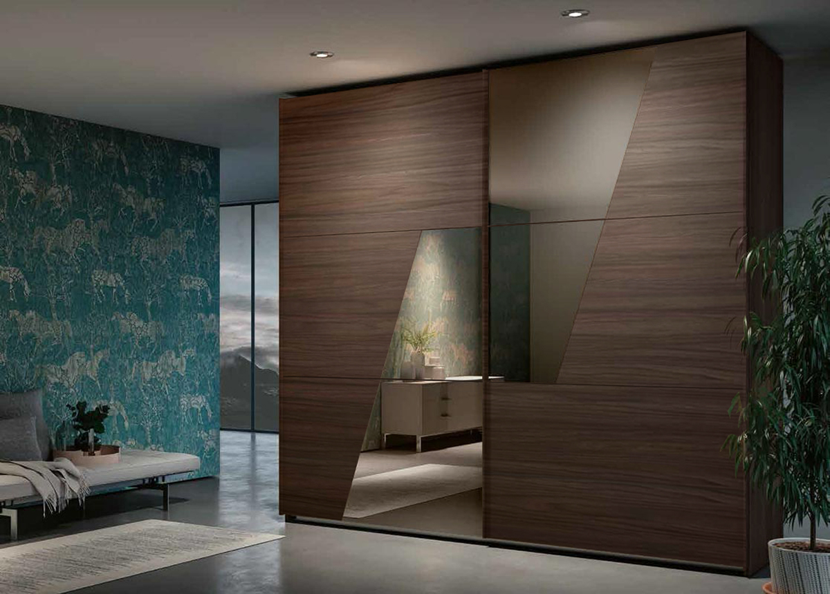 Armadio scorrevole Noce moro con inserti specchio fumè
