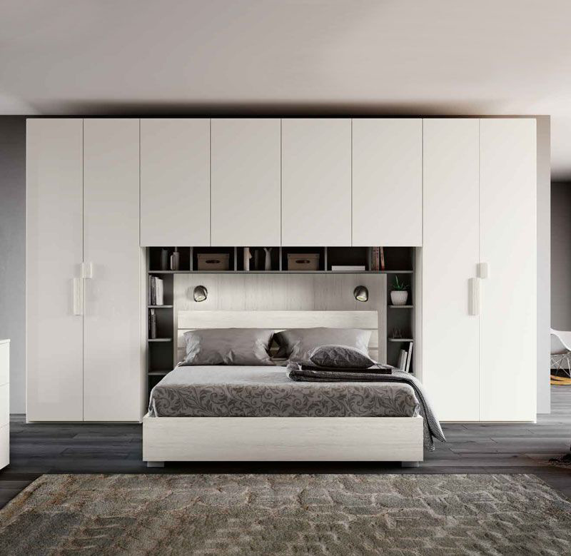 Armadio a ponte per letto matrimoniale con 8 ante battenti, finitura Bianco nobilitato e Bianco Essenza