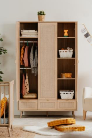 Armadio multiuso 3 ante 3 cassetti in finitura Quercia con pannello effetto Rafia