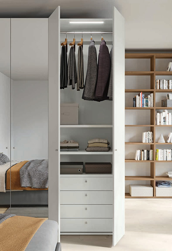 Camera con armadio battente 6 ante, letto in Ecopelle, finitura Cemento artico e Rovere Cognac