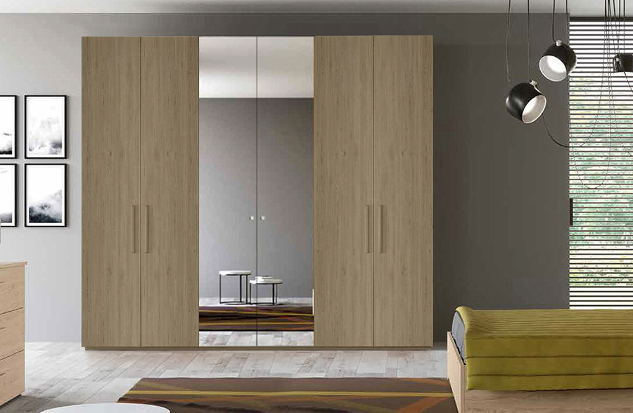 Armadio moderno finitura Noce Biondo, 6 ante battenti, 2 con specchio