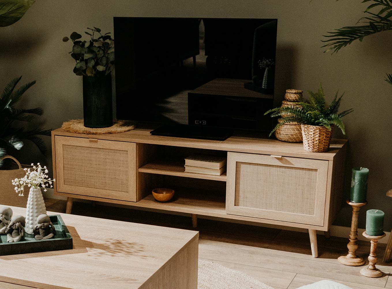 Mobile porta Tv Kara con 2 ante e un ripiano in finitura Quercia e Rafia
