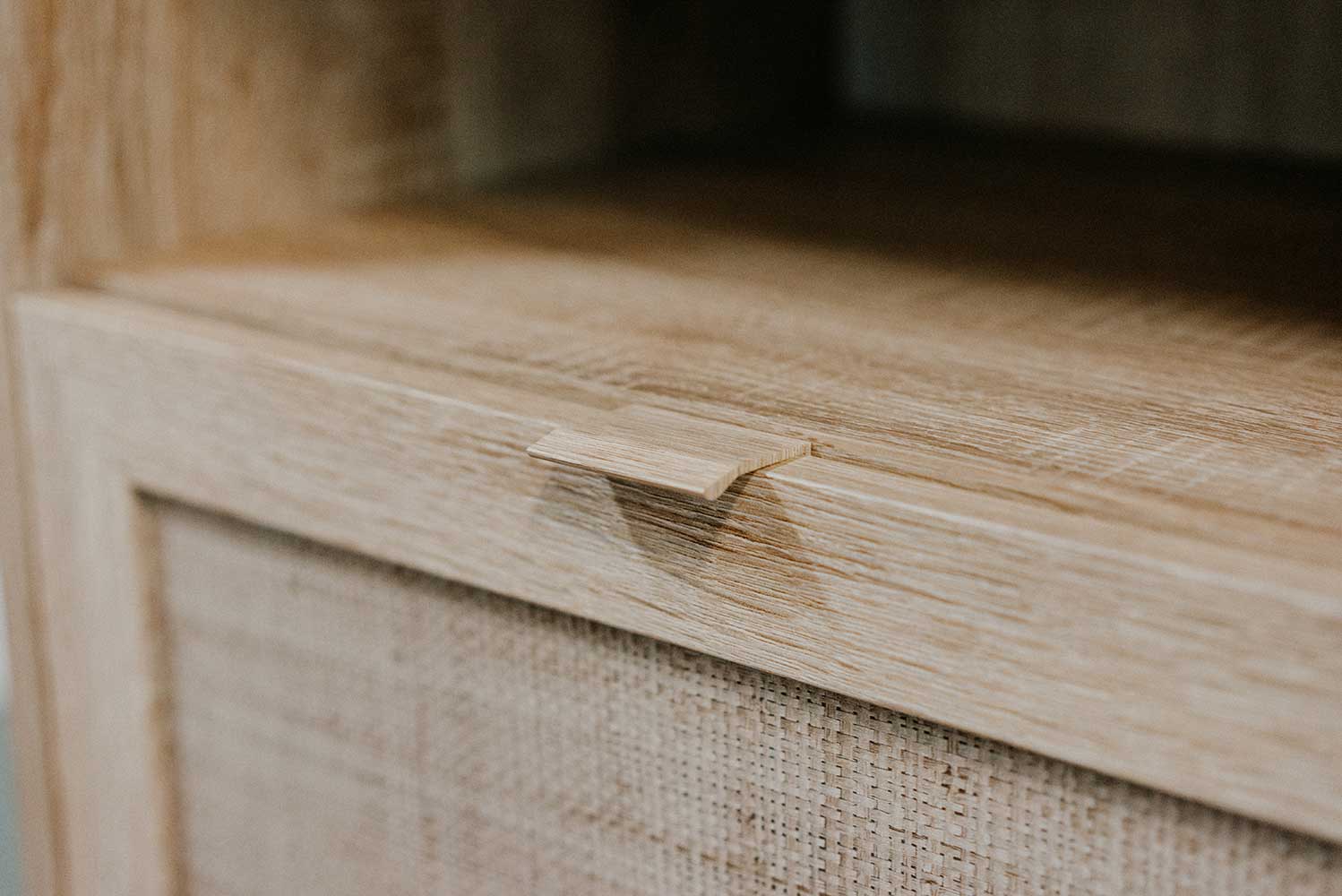 Mobile porta Tv Kara con 2 ante e un ripiano in finitura Quercia e Rafia