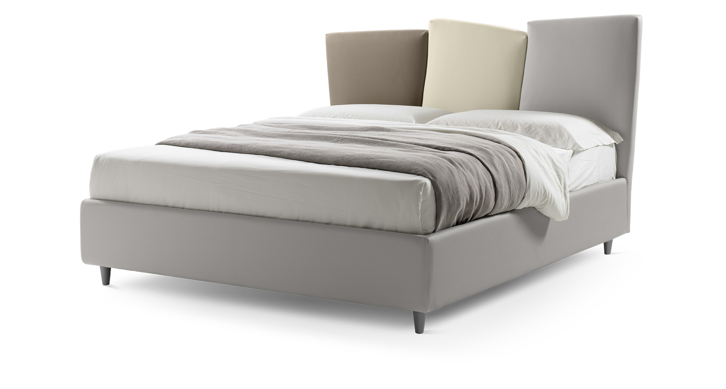 Letto matrimoniale Alkes in ecopelle in finitura grigio seta, bianco panna e tortora