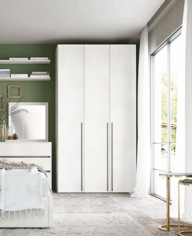 Armadio moderno L.136 a 3 ante battenti H.257, finitura Bianco Opaco