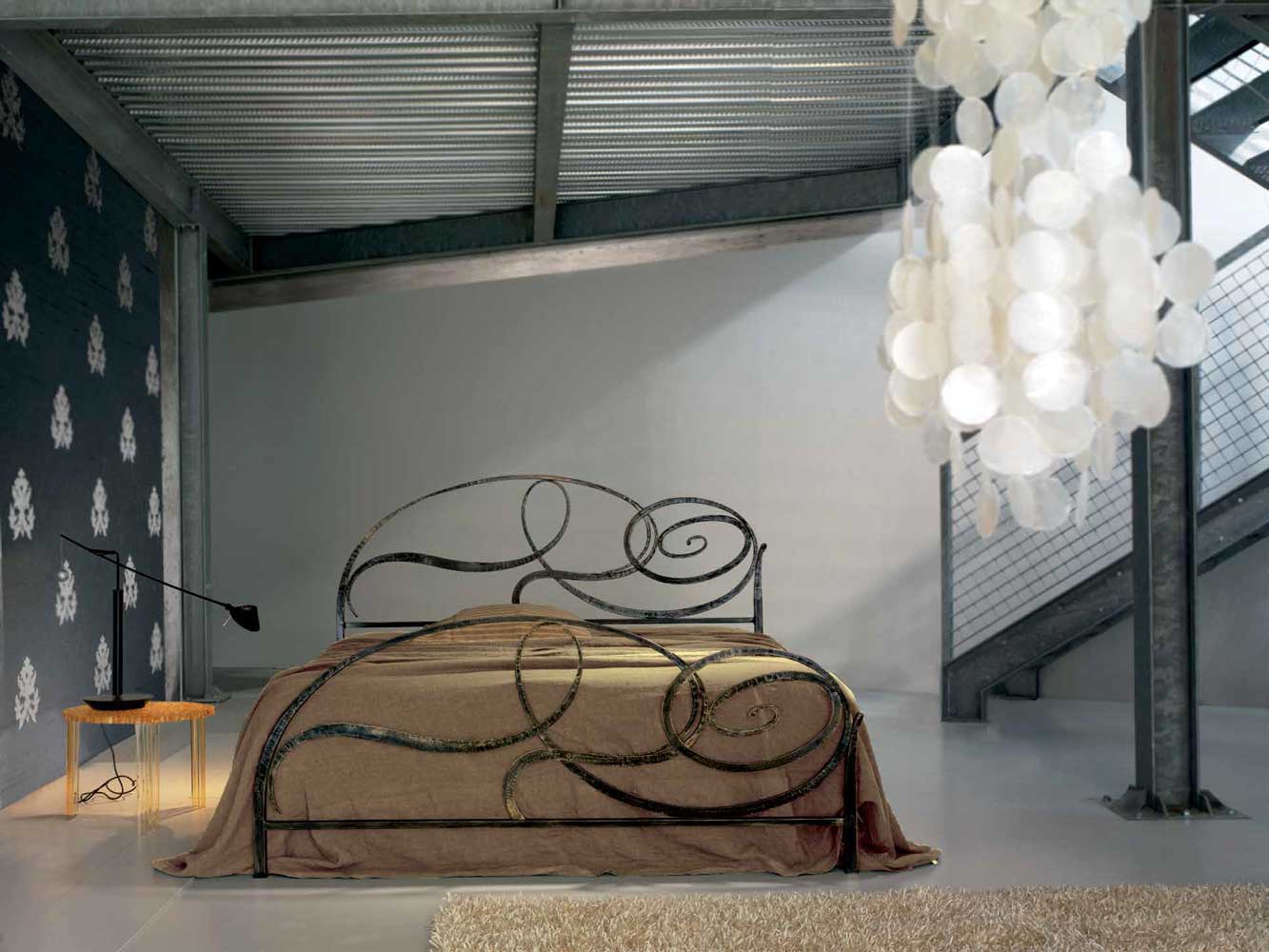 Letto in ferro battuto  Schubert, colore bianco anticato oro, made in Italy