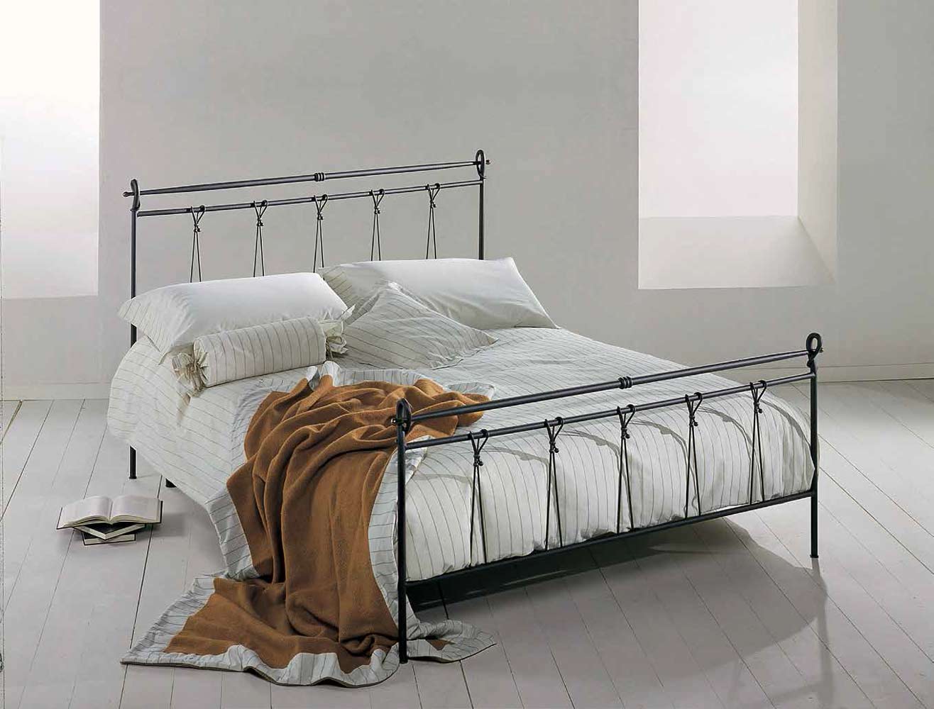 Letto in ferro battuto Stravinsky, color grafite, made in Italy