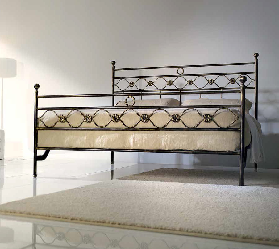 Letto in ferro battuto Elgar, colore bianco confetto, made in Italy