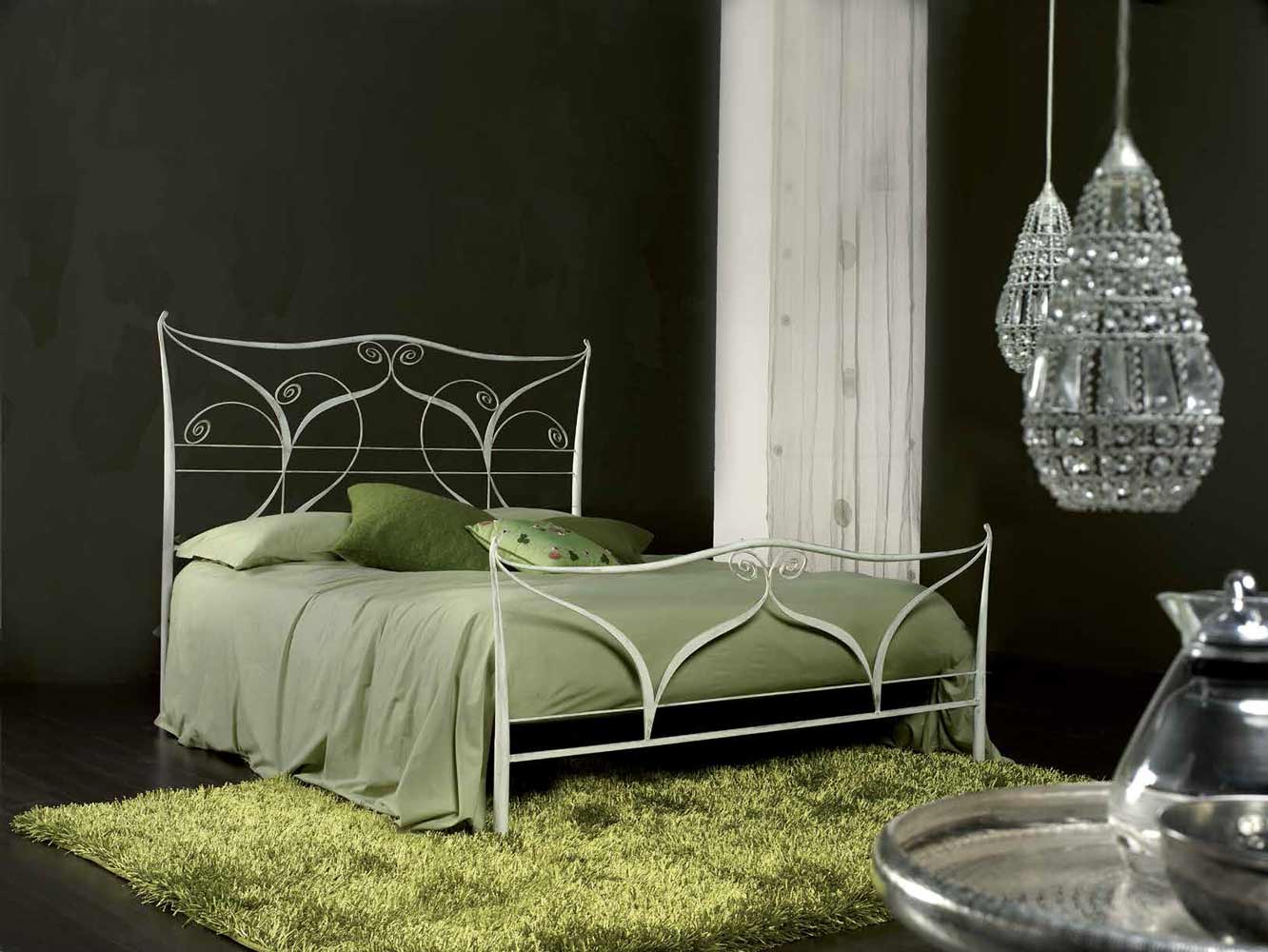 Letto in ferro battuto Tallis, colore bianco anticato oro, made in Italy