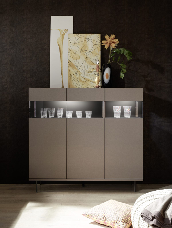 Madia alta 3 ante moderna, in finitura bronzo e piedino di design