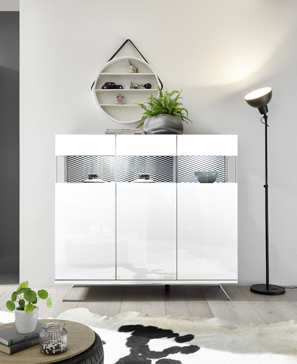 Sala moderna composta da Madia 2 e 3 ante, finitura bianco lucido, piedino in ferro e interni bianchi opachi