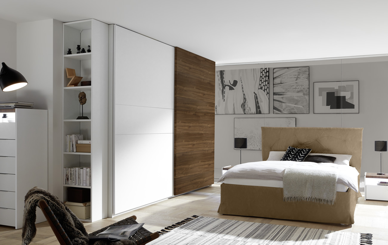 Camera matrimoniale con letto in ecopelle tabacco, armadio con anta noce dark H.248 e comodini bianchi opachi