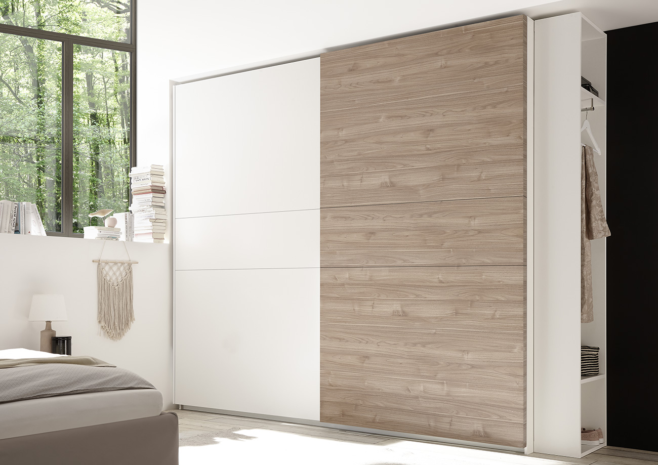 Armadio moderno a 2 ante scorrevoli scontato in finitura Bianco opaco e Noce Stelvio