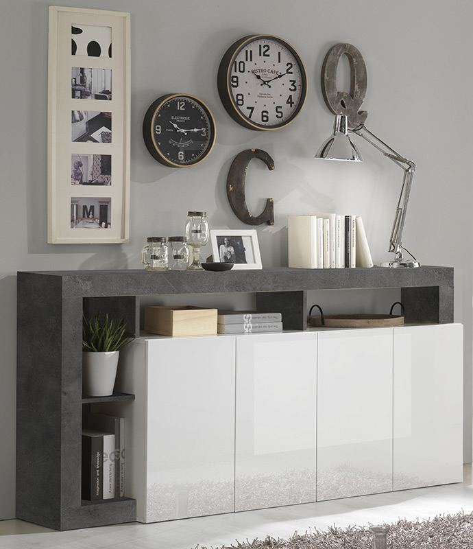 Madia a 4 ante con un ripiano in finitura bianco laccato lucido e ossido