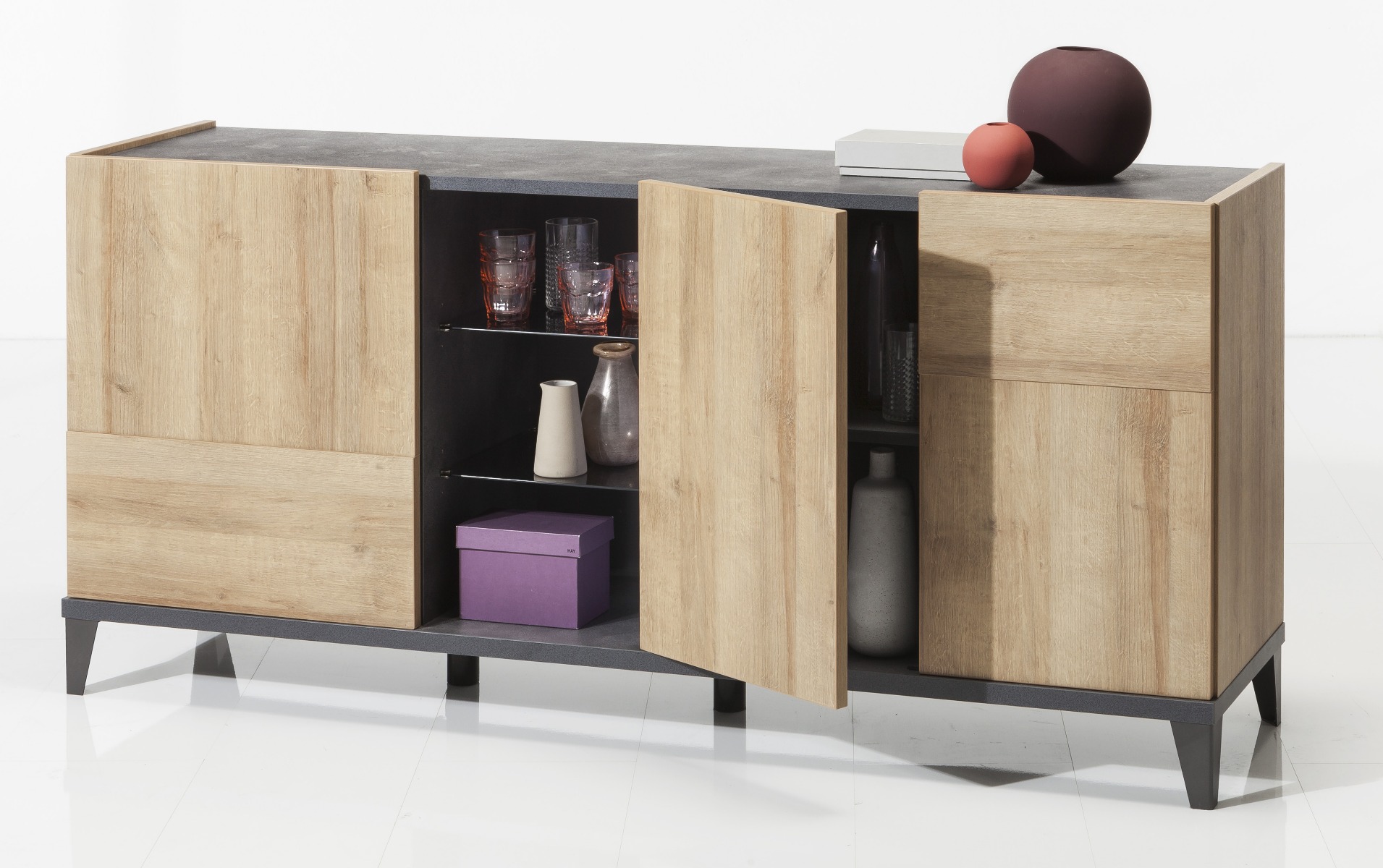 Madia moderna industry con 3 ante e 2 ripiani vetro in finitura Grigio smoke e Rovere