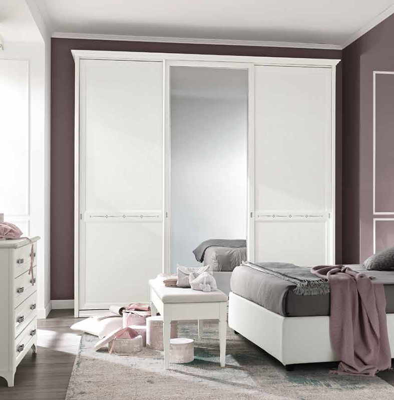 Armadio Classic a 3 ante scorrevoli con dettagli e specchio in finitura Bucaneve