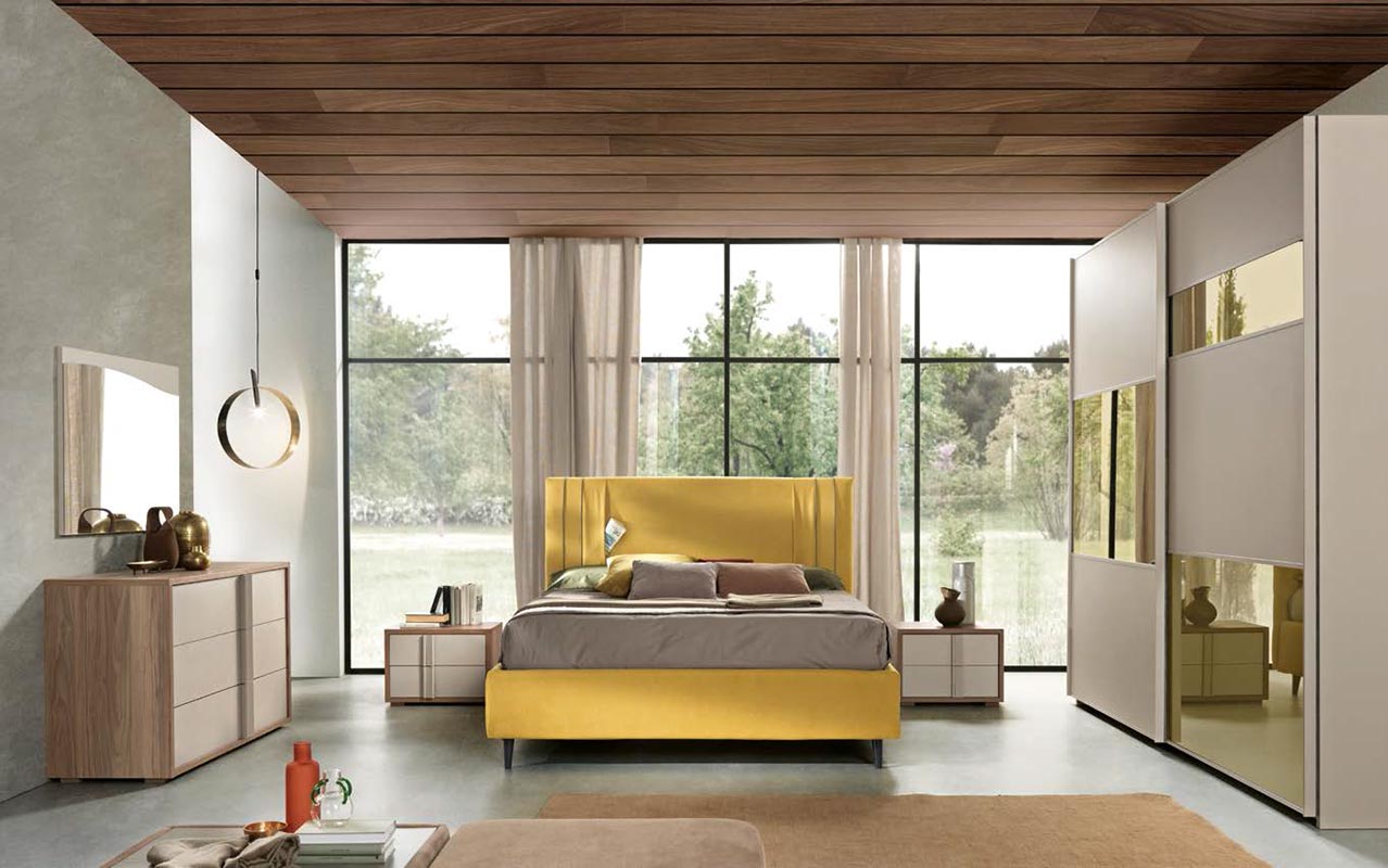 Camera matrimoniale moderna con armadio, comò e comodini in Noce naturale e cachemire