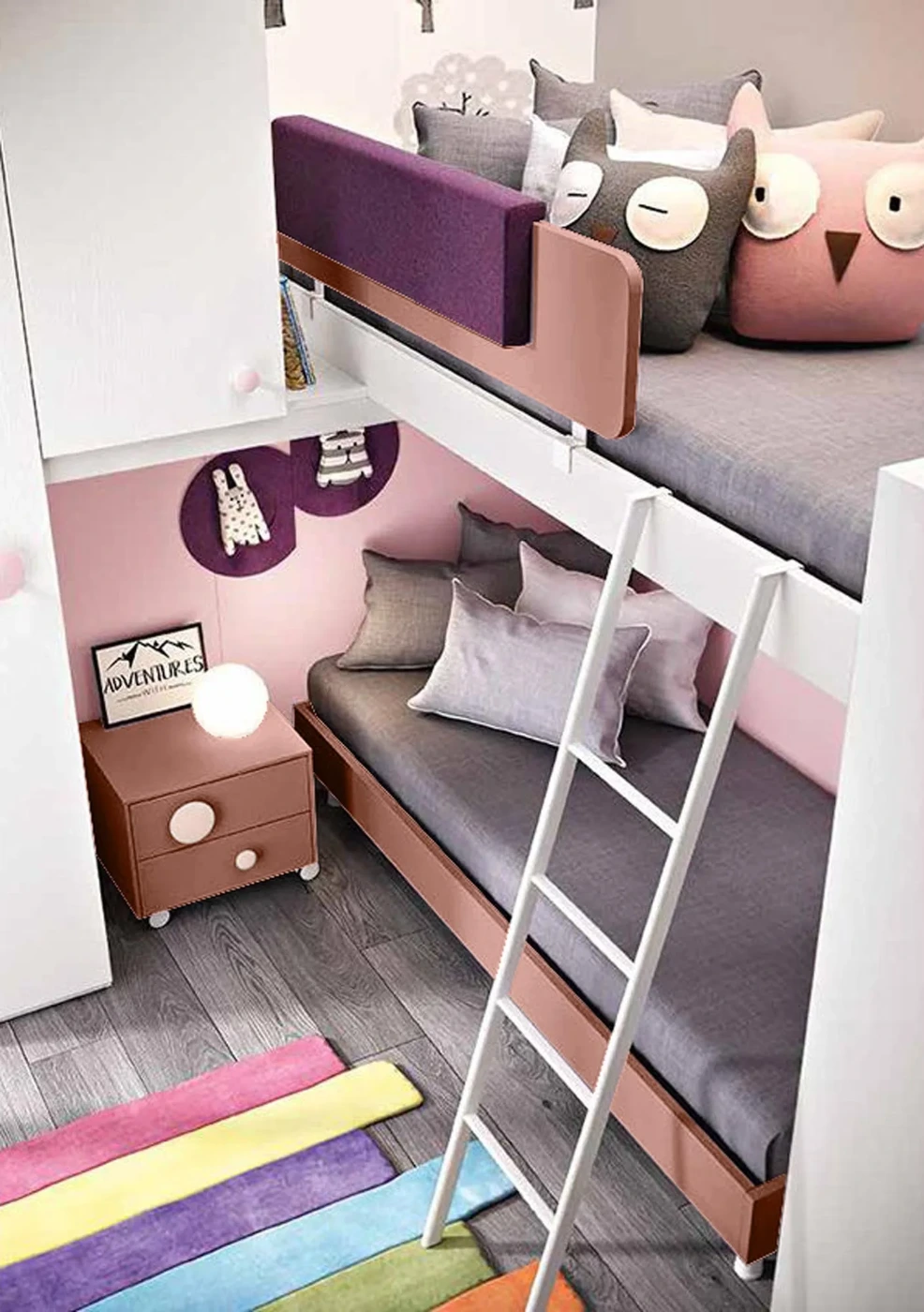 Cameretta con soppalco angolare, finitura Bianco frassino, Peonia e Rosa antico