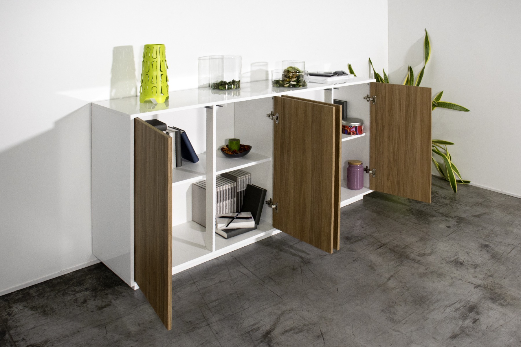 Credenza in appoggio in finitura bianco lucido e noce caracalla